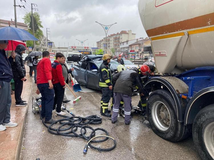 Şaşkına çeviren görüntü Kağıt gibi ezilen otomobilden sağ çıktı