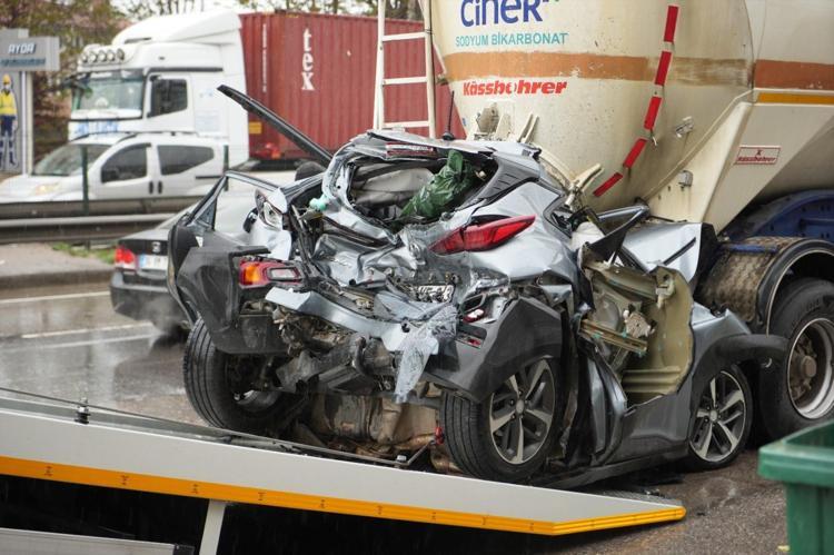 Şaşkına çeviren görüntü Kağıt gibi ezilen otomobilden sağ çıktı
