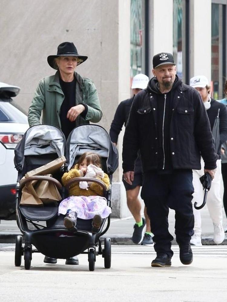 Cameron Diaz 53 yaşında anne oldu Üçüncü çocuğunu sessiz sedasız kucağına aldı