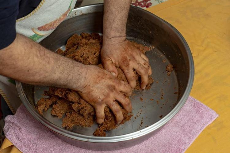 Çiğ köfte yoğururken içine birkaç parça atmak yetiyor Lezzeti zirveye çıkarıp çok daha yumuşak olmasını sağlıyor