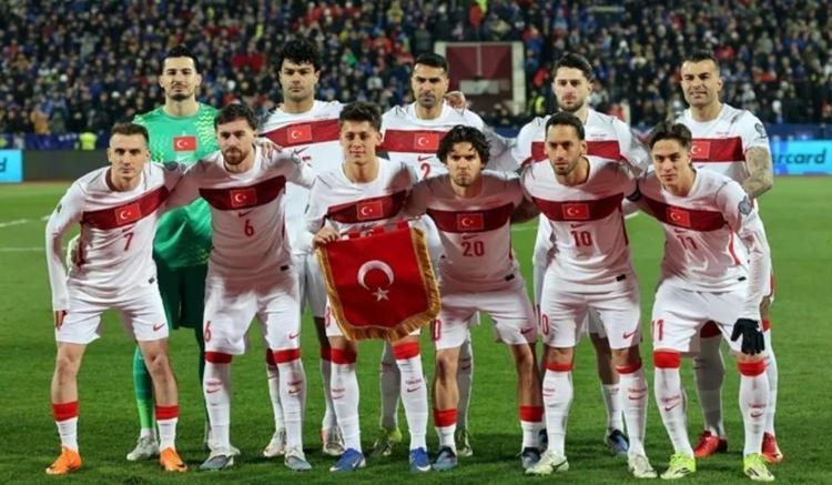 Sinan Akçıldan merak uyandıran paylaşım Bazı Marşlar Ajdaya dinleterek başlar