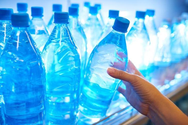 Pet şişede su alırken bu detaya dikkat Tüketim tarihi geçmiş su içilir mi Meğer yıllardır yanlış biliyormuşuz