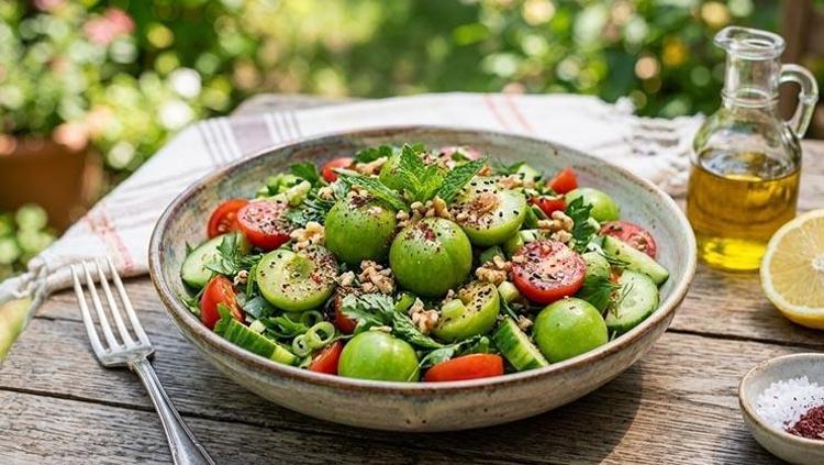 Hem kıtır kıtır hem de leziz yeşil erik salatası tarifi Ferahlığı ve lezzeti ile yemeklerin en taze eşlikçisi