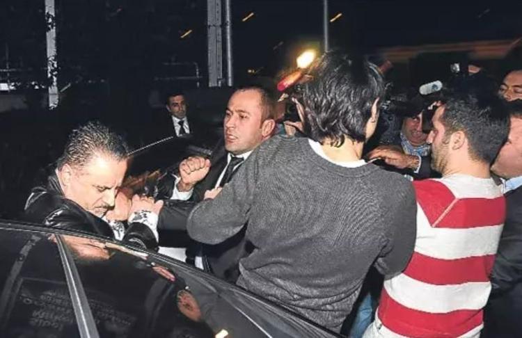 YUMRUKLU SALDIRIYA UĞRADI
