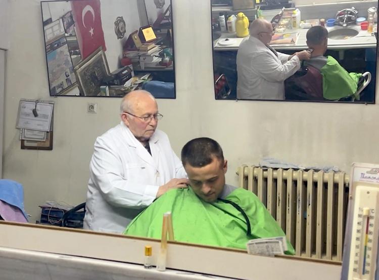 Müthiş berber olarak biliniyor 82 yaşındaki usta eller: 1960ta başladı, tam 66 yıldır mesleğine devam ediyor