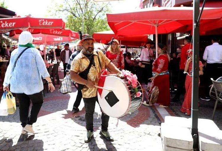 Edirnede bahar ateşi yandı Kakava coşkusu şehri sardı: Sokaklarda dans, ciğercilerde uzun kuyruklar