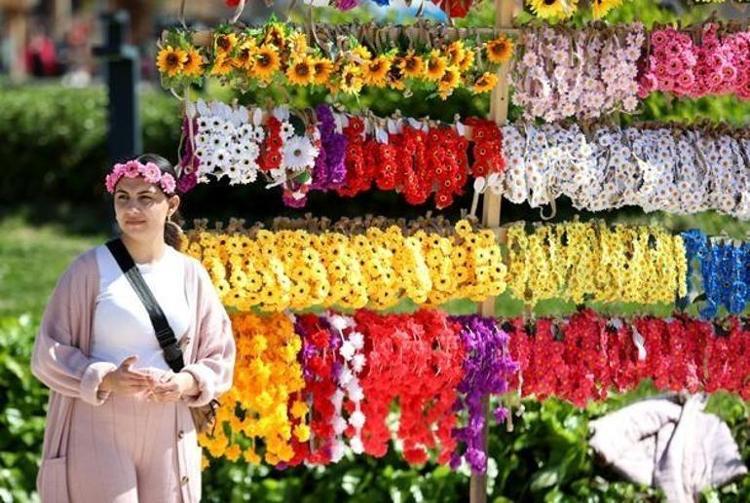 Edirnede bahar ateşi yandı Kakava coşkusu şehri sardı: Sokaklarda dans, ciğercilerde uzun kuyruklar