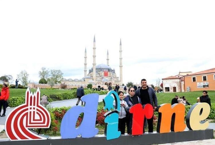 Edirnede bahar ateşi yandı Kakava coşkusu şehri sardı: Sokaklarda dans, ciğercilerde uzun kuyruklar