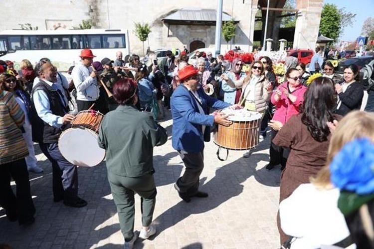 Edirnede bahar ateşi yandı Kakava coşkusu şehri sardı: Sokaklarda dans, ciğercilerde uzun kuyruklar