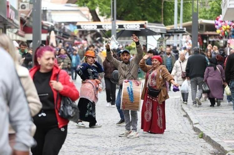 Edirnede bahar ateşi yandı Kakava coşkusu şehri sardı: Sokaklarda dans, ciğercilerde uzun kuyruklar