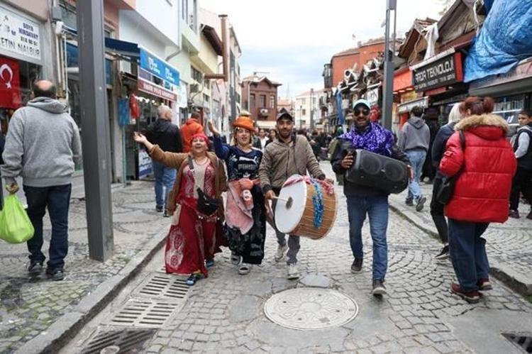 Edirnede bahar ateşi yandı Kakava coşkusu şehri sardı: Sokaklarda dans, ciğercilerde uzun kuyruklar
