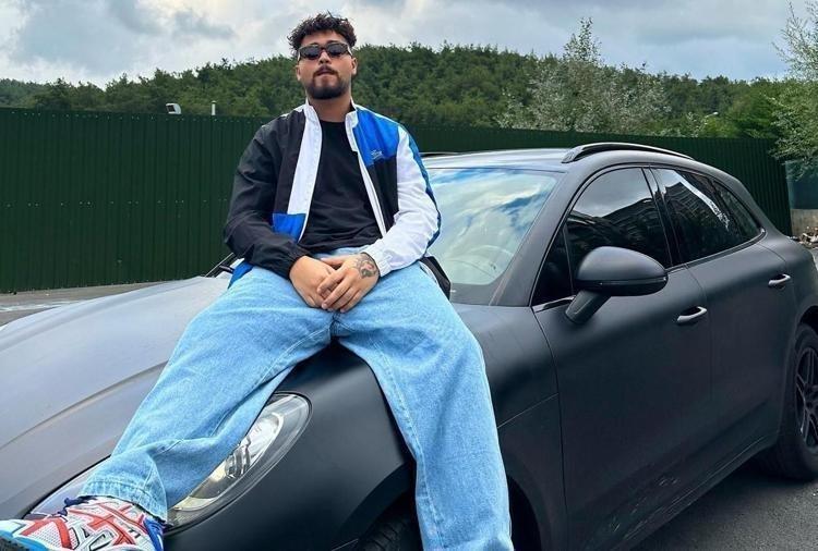 Lvbel C5’e Amsterdam’da şok Arabasının camını kırıp çantasını çaldılar