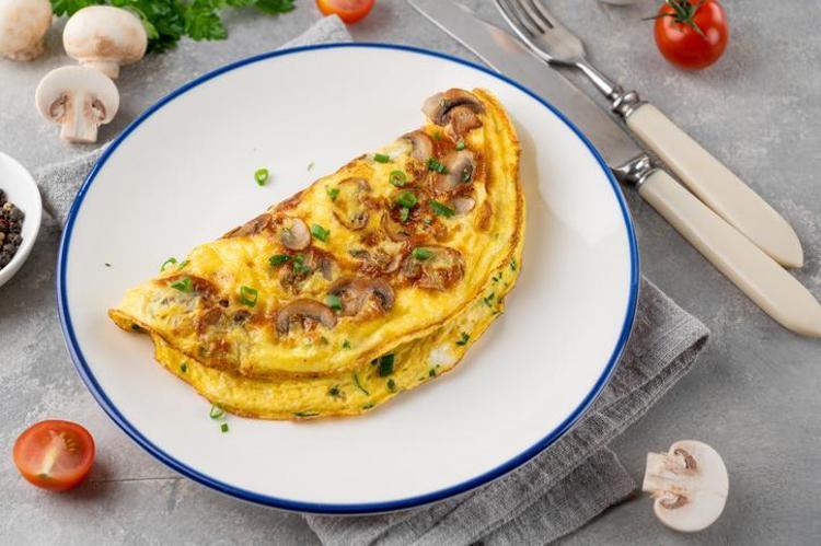 Kahvaltı için pratik omlet tarifi Kıvamı ipek gibi pürüzsüz oluyor