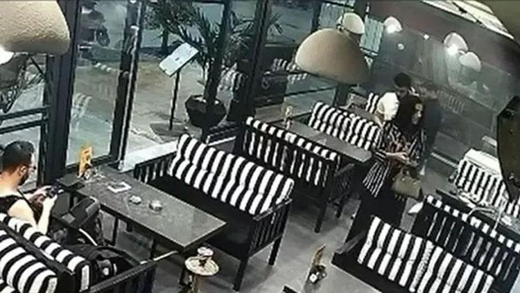 KATİLLERİYLE AYNI MASADA