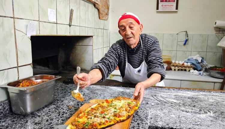 82 yaşındaki Habip usta yıllara meydan okuyor Gençler gitse de o kalmayı seçti