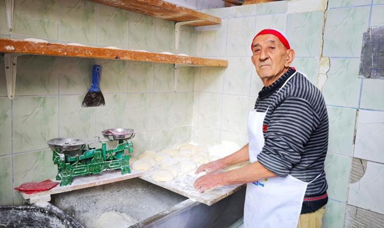 BABAMLA DEDEMİ İZLİYORUYUM