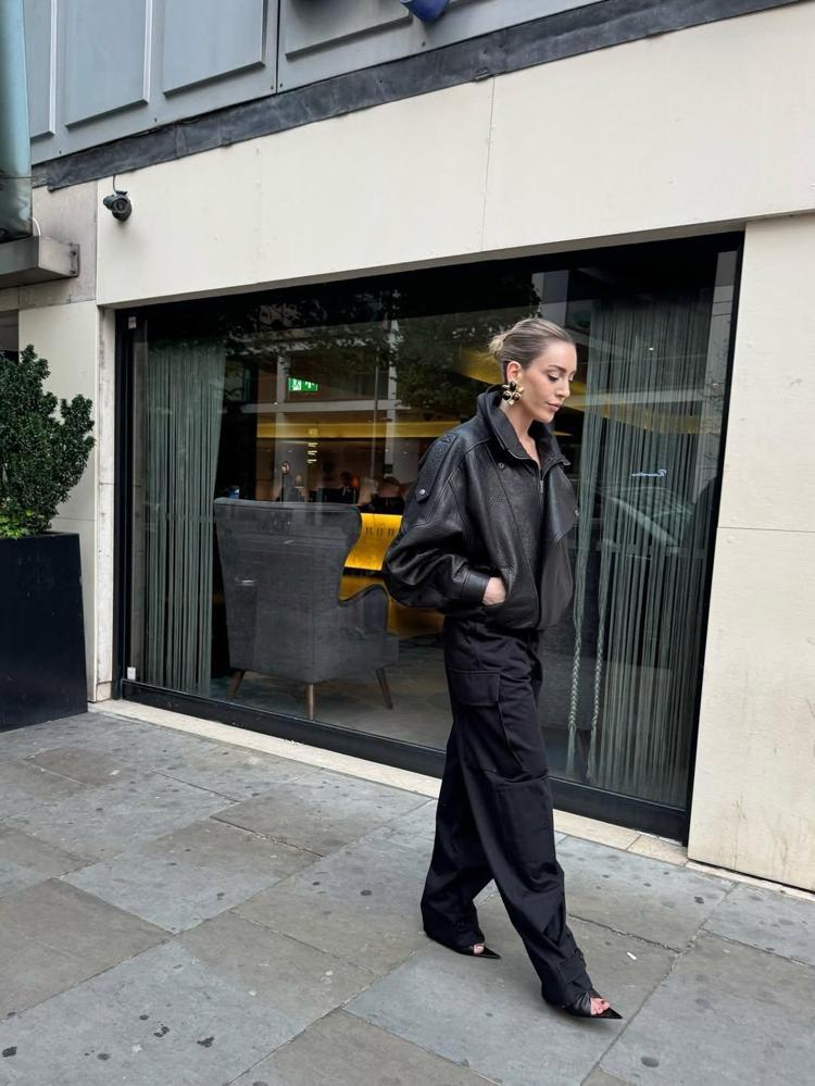 Sinem Kobal Londra sokaklarında şıklığıyla büyüledi