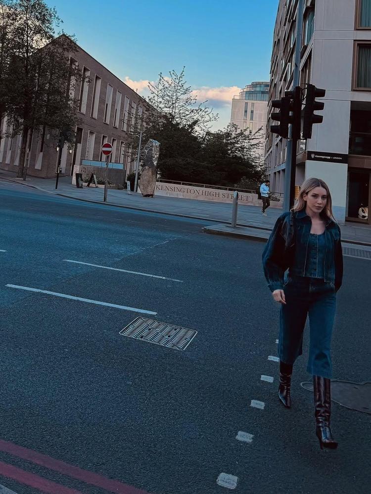 Sinem Kobal Londra sokaklarında şıklığıyla büyüledi