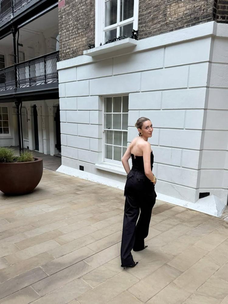 Sinem Kobal Londra sokaklarında şıklığıyla büyüledi