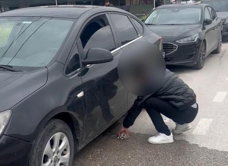 Önce attı, sonra tek tek topladı Zabıtadan ‘izmarit’ dersi