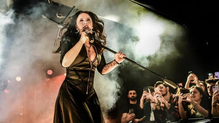 Şebnem Ferahtan 6 yıl sonra ilk konser 120 bin kişi sıraya girdi, hemen tükendi