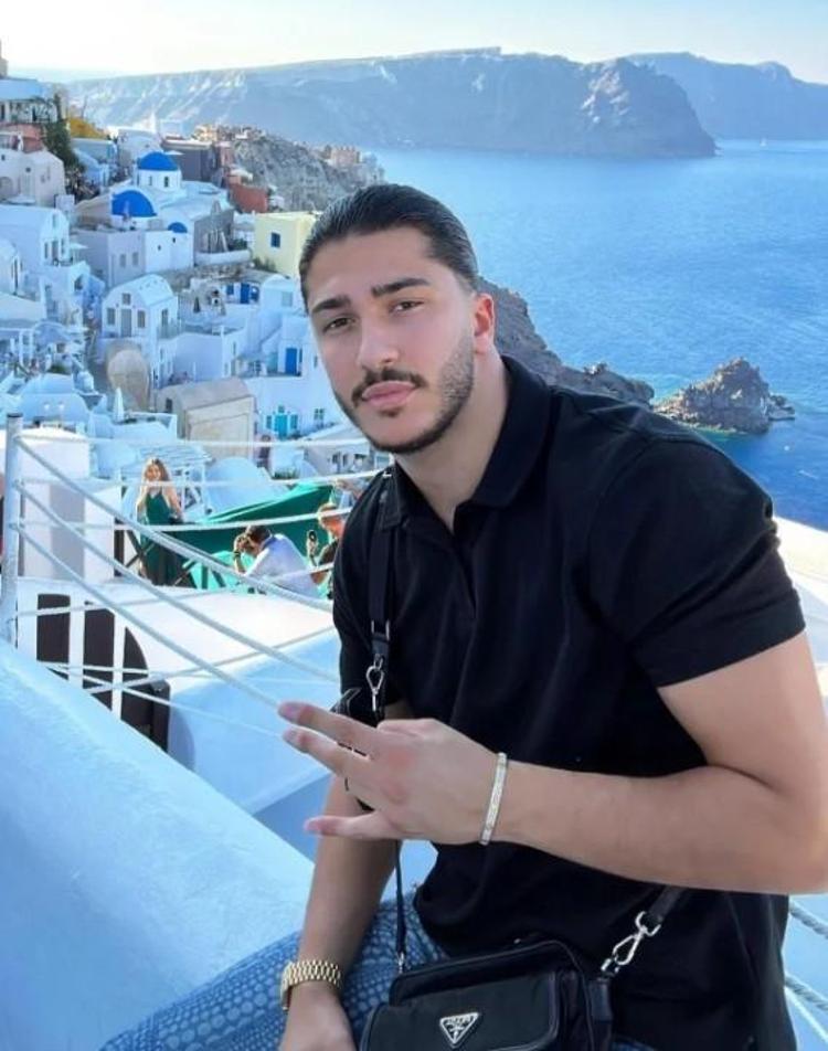 Rap dünyasının yıldızı Mero camide Kur’an-ı Kerim okudu