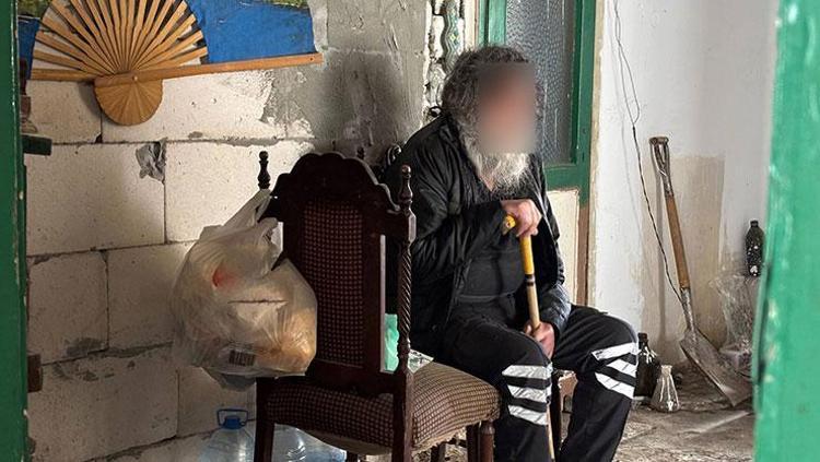 Çöp evde bulunan yaşlı adamın hikayesi yürek burktu: Bir yıldır dışarı çıkamıyorum
