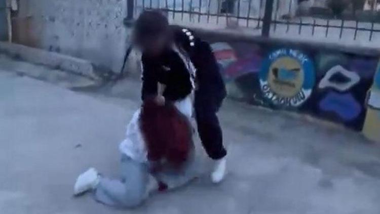 Akran zorbalığı bu kez okul bahçesinde Dakikalarca darbedildi: Yüzüne tekme at