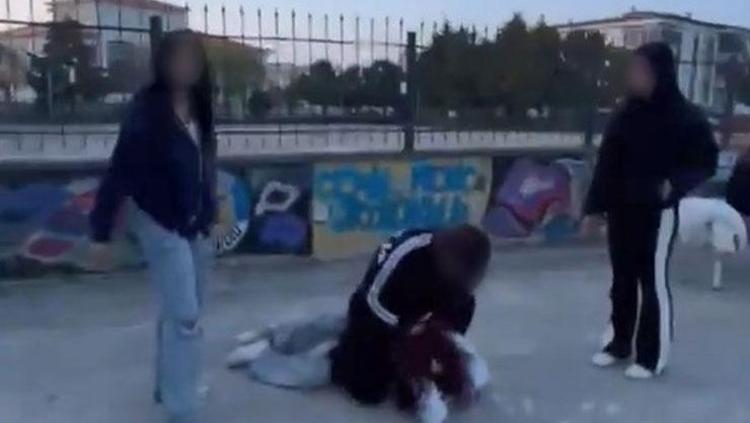 Akran zorbalığı bu kez okul bahçesinde Dakikalarca darbedildi: Yüzüne tekme at