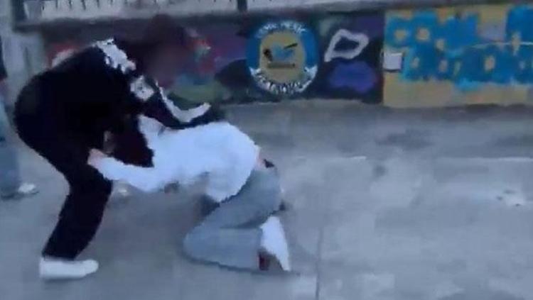 Akran zorbalığı bu kez okul bahçesinde Dakikalarca darbedildi: Yüzüne tekme at
