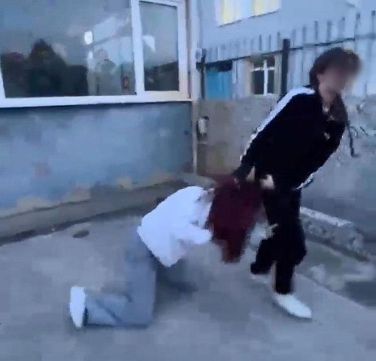 Akran zorbalığı bu kez okul bahçesinde Dakikalarca darbedildi: Yüzüne tekme at