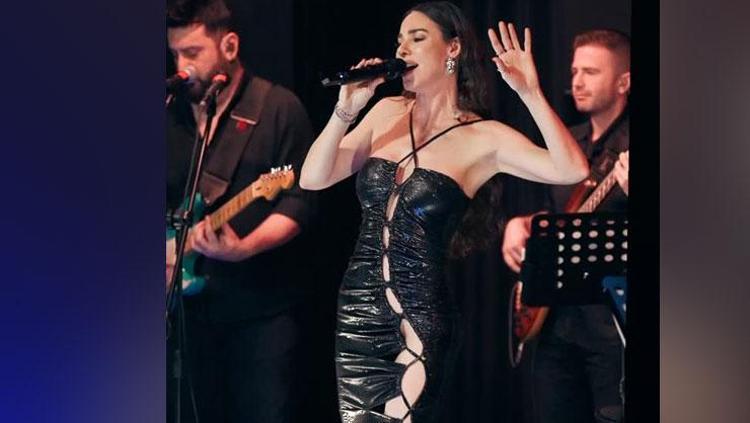 Defne Samyelinin sahne kıyafeti olay oldu Hatice kendini tutamadı