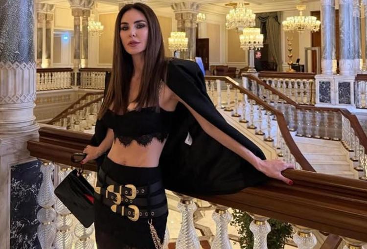 Defne Samyelinin sahne kıyafeti olay oldu Hatice kendini tutamadı