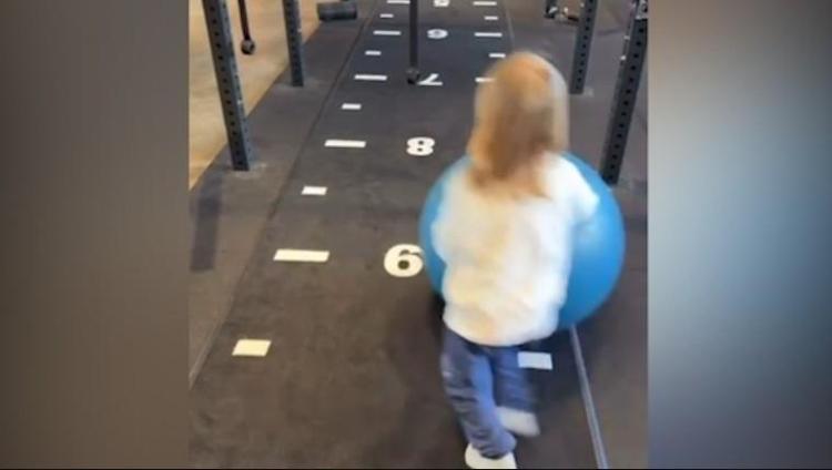 Kıvanç Tatlıtuğ oğlu Kurt Efe spor salonunun altını üstüne getirdi