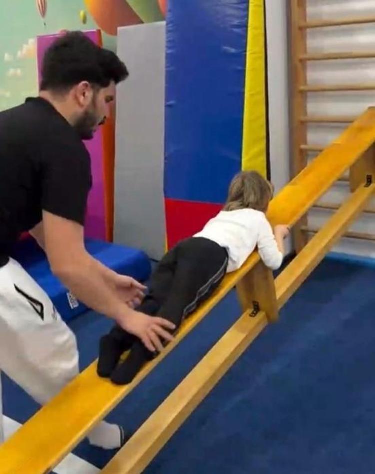 Kıvanç Tatlıtuğ oğlu Kurt Efe spor salonunun altını üstüne getirdi