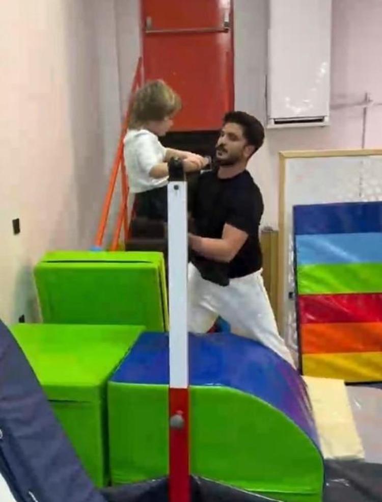 Kıvanç Tatlıtuğ oğlu Kurt Efe spor salonunun altını üstüne getirdi