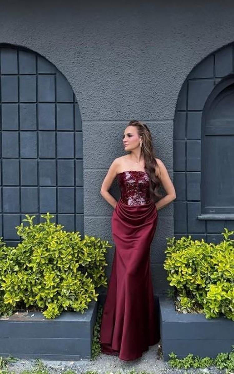 Ebru Akel, Hailey Bieberin Met Galada giydiği elbiseden giydi Daha iddialı durmuş