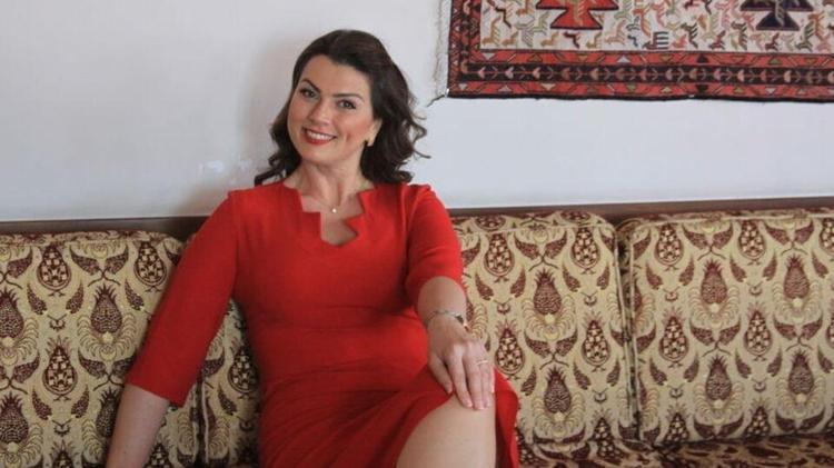 Açelya Akkoyun: Mesleğinize çok romantizm katmayın, iktisat öğrenin