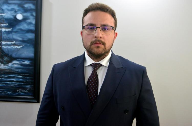 KATİL ZANLISI ELİNİ KOLUNU SALLAYARAK GEZİYOR