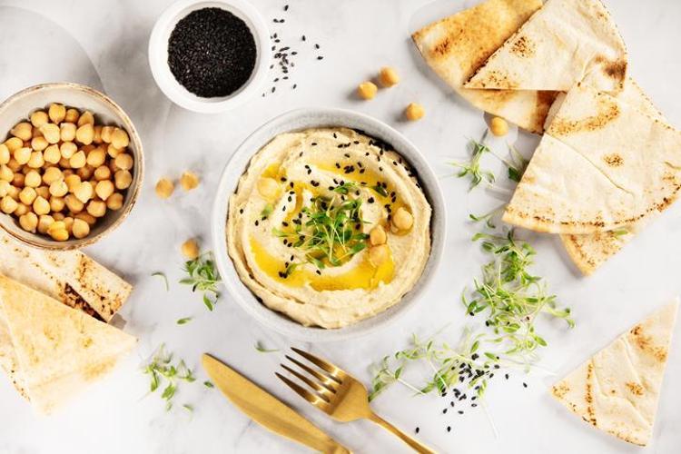 MODERN SOFRALARA GELENEKSEL DOKUNUŞ: HUMUS TARİFİ