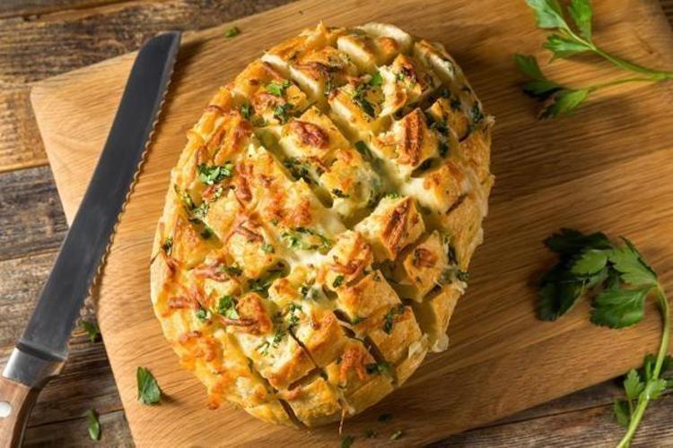 Dışı kıtır kıtır içi yumuşacık nefis sarımsaklı ekmek tarifi Lezzetiyle damak çatlatıyor