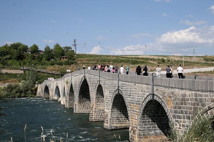 Hazine avcılarının hedefindeki tarihi köprü Ayaklarının birinin altında altın küpü mü var