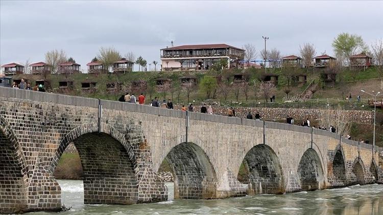 Hazine avcılarının hedefindeki tarihi köprü Ayaklarının birinin altında altın küpü mü var