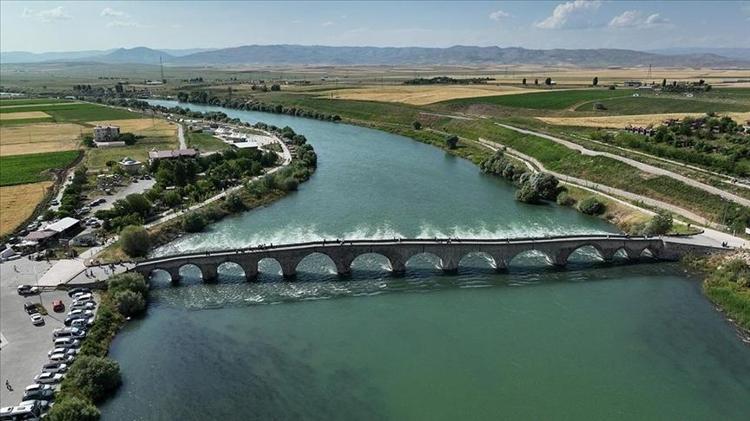 Hazine avcılarının hedefindeki tarihi köprü Ayaklarının birinin altında altın küpü mü var