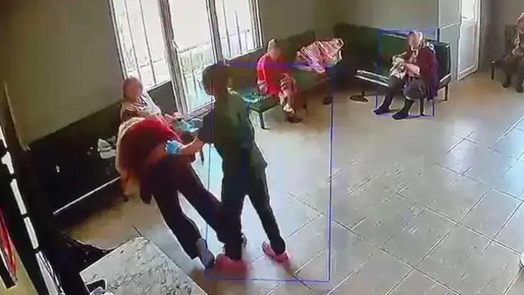 Skandal görüntüler ortaya çıktı Yaşlı hastalara şiddet uygulayıp yüzüne tükürdü