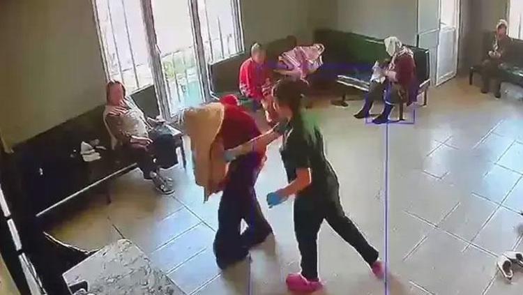 Skandal görüntüler ortaya çıktı Yaşlı hastalara şiddet uygulayıp yüzüne tükürdü