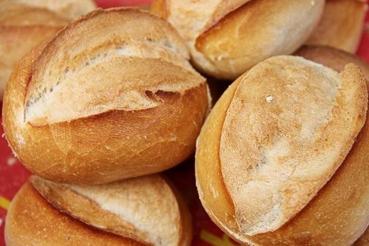 Ekmeğin tazecik kalmasını sağlıyor İçine 1 parça atın, bayatlamasını ve taş gibi olmasını engelliyor