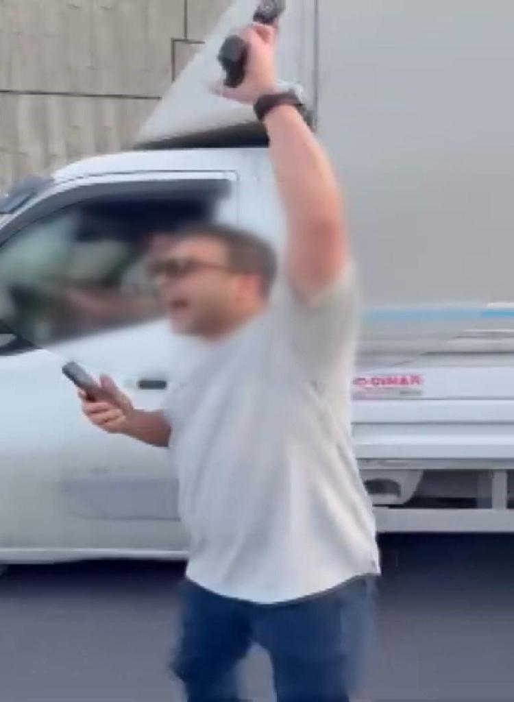 Trafikte korku dolu anlar Polis memuru önünü kesip havaya ateş açtı