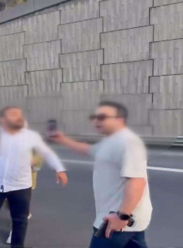 Trafikte korku dolu anlar Polis memuru önünü kesip havaya ateş açtı