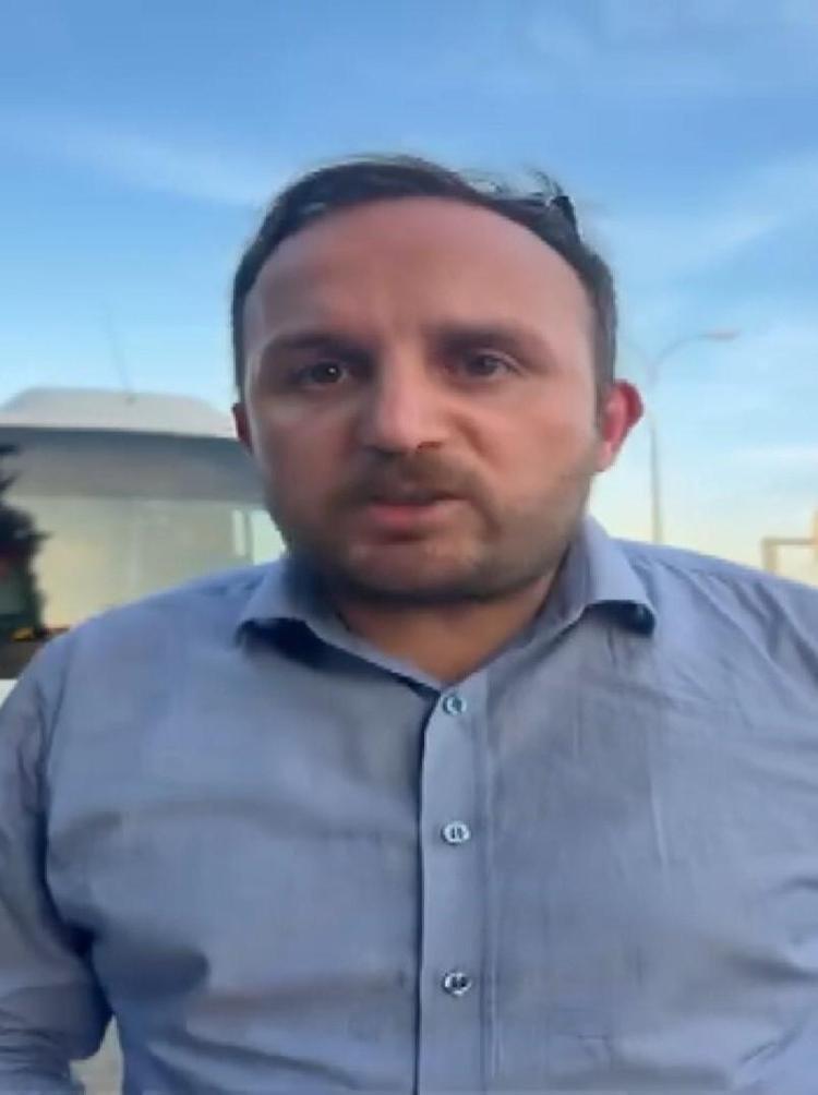 Trafikte korku dolu anlar Polis memuru önünü kesip havaya ateş açtı